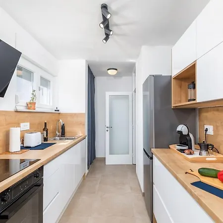 Apartamento Sunny Aura - Spacious And Bright, With Parking Pula