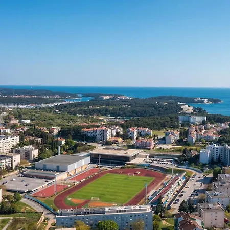 Daire Sunny Aura - Spacious And Bright, With Parking Pula