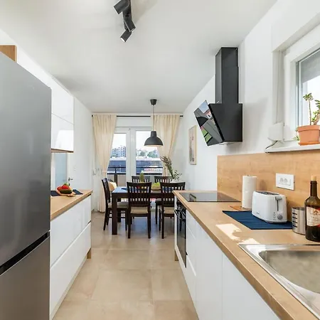 Apartment Sunny Aura - Travel & Work - With Parking