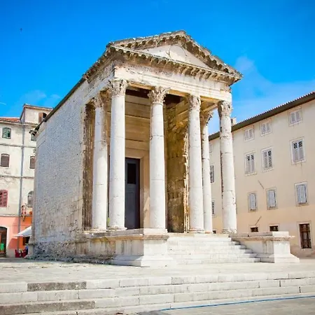 Sunny Aura - Travel & Work - With Parking Apartment Pula