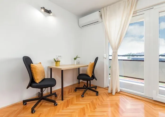 Sunny Aura - Travel & Work - With Parking פולה