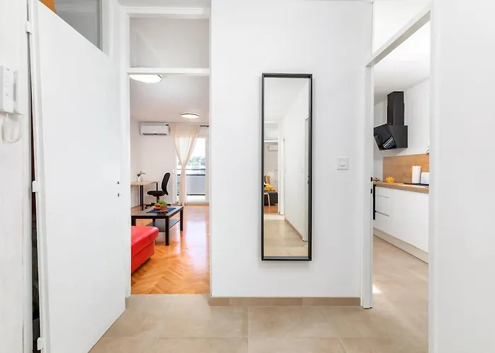 Sunny Aura - Travel & Work - With Parking * פולה